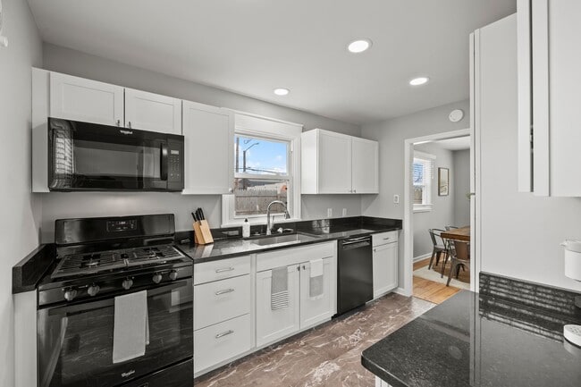 Building Photo - Super Mod Clintonville Oasis - Perfect for travelling profesionals