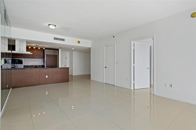 Building Photo - 495 Brickell Ave