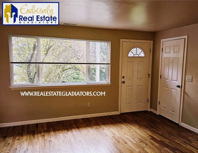 Foto del edificio - Pet Friendly Classic 3 Bed 1 Bath Bungalow...