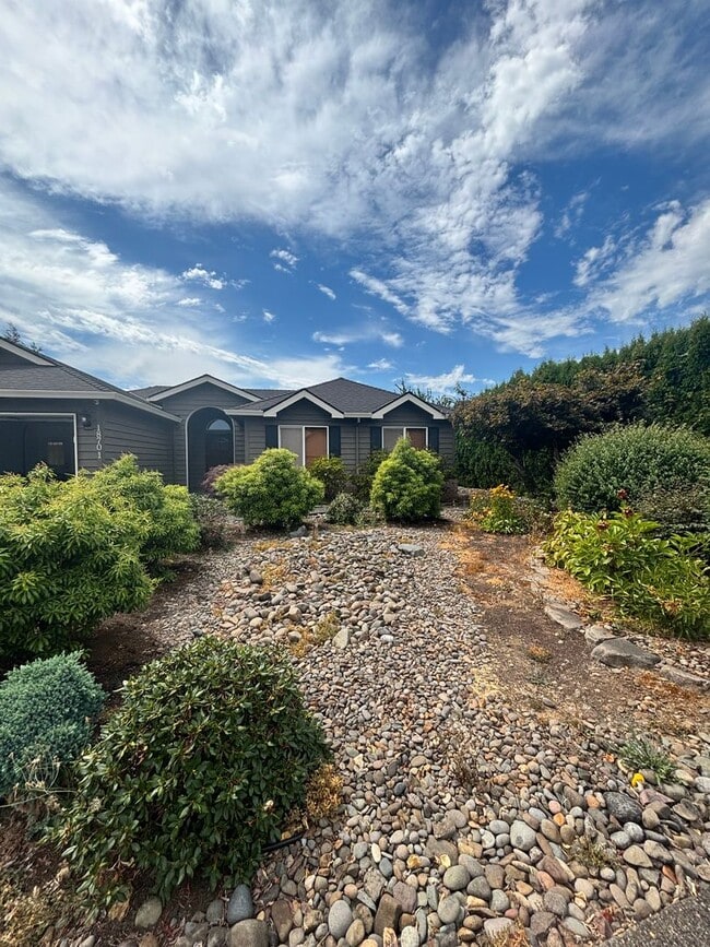 Building Photo - Spectacular Oregon City Single Level