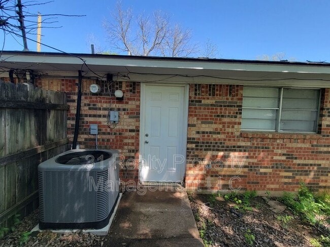 Building Photo - 1528 W Elm St
