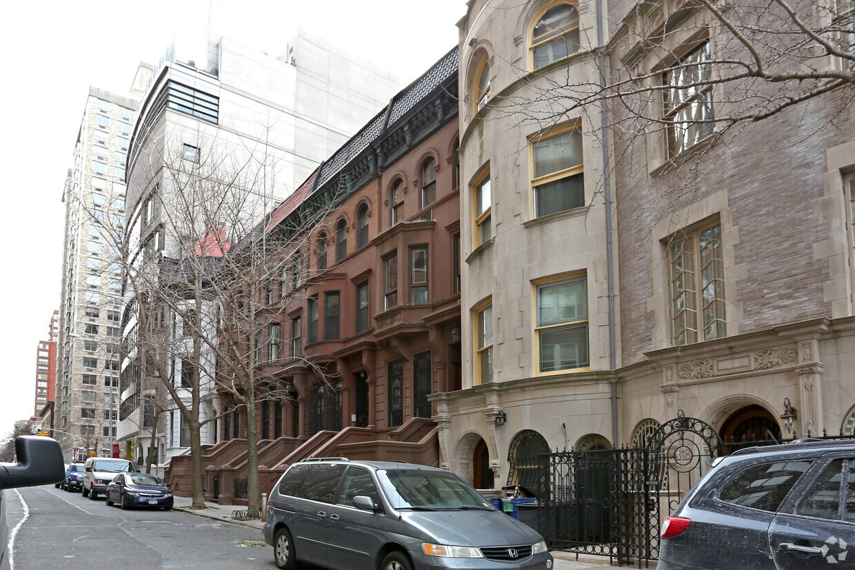Building Photo - 314 W 81st St