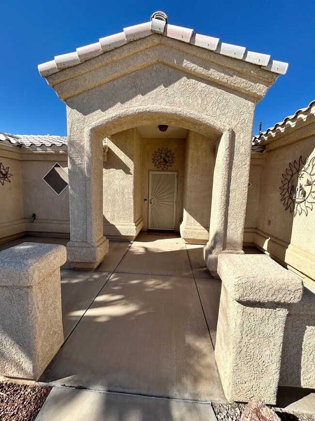 Building Photo - Lakeview Home!
