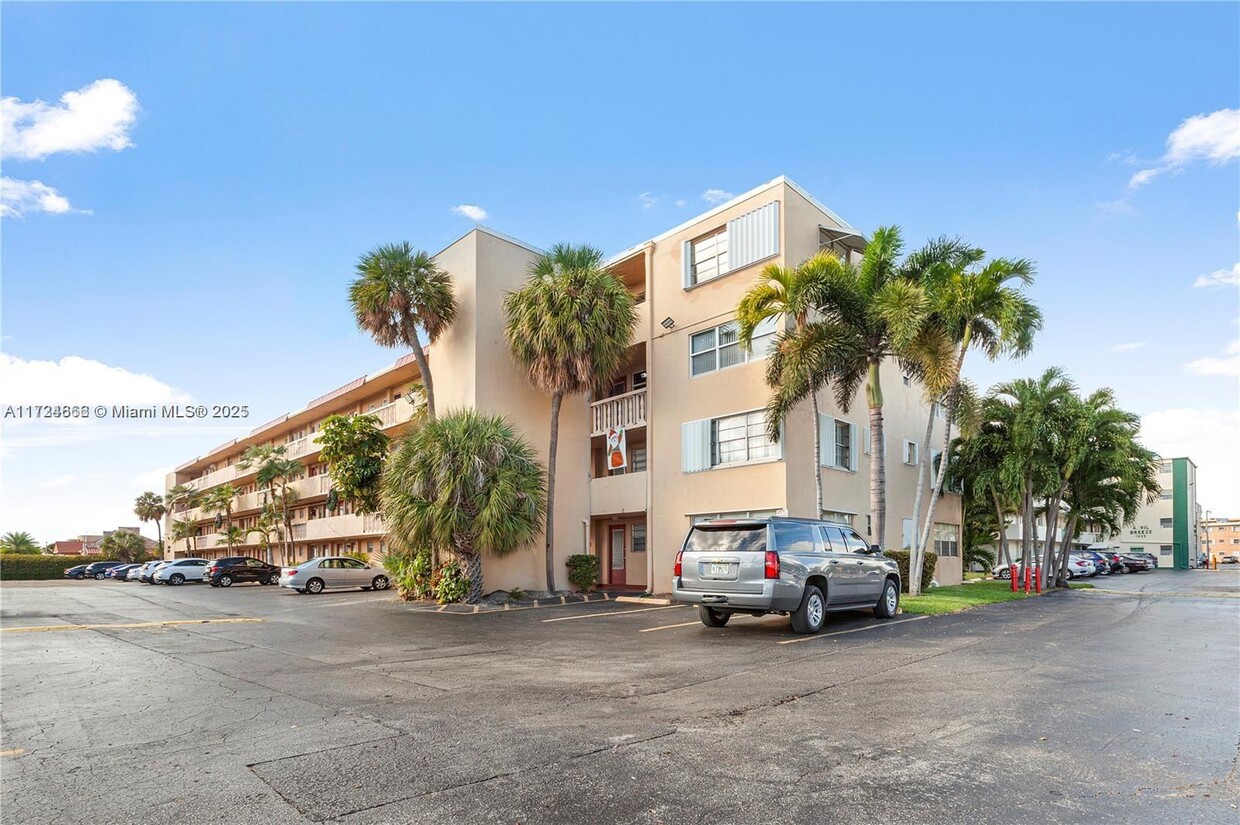 Foto principal - 1333 E Hallandale Beach Blvd