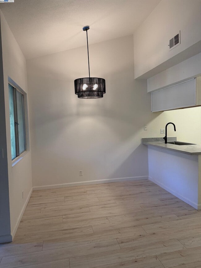 Foto del edificio - 5425 Concord Blvd