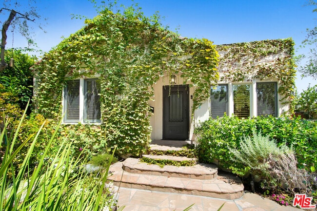 Building Photo - 8815 Rosewood Ave