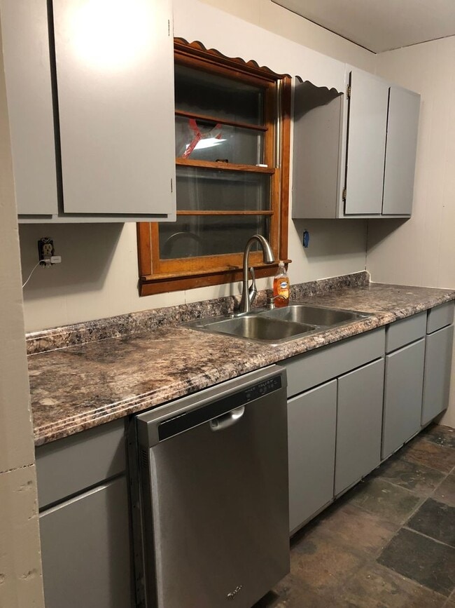 Building Photo - 3 bed/ 1 bath ranch