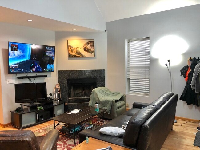 Foto del edificio - 2118 N Hoyne Ave
