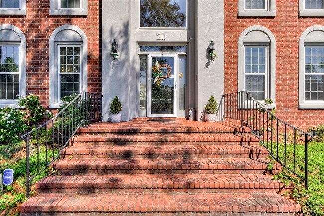 Foto del edificio - 211 Kestwick Dr W