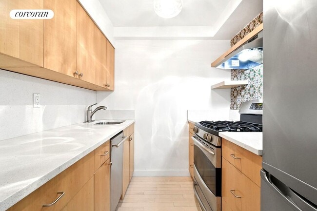 Building Photo - 215 E 24th St