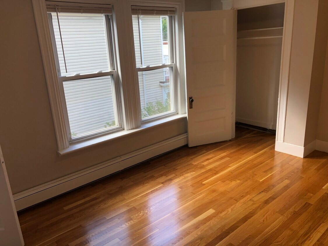 Foto principal - 9 Oak Square Ave
