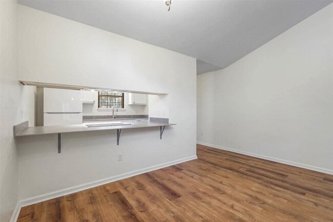Building Photo - 2556 Panther Creek Rd