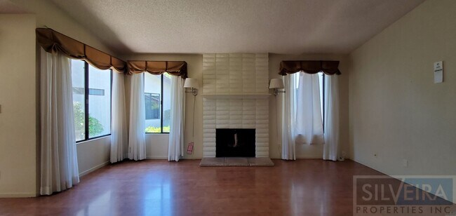 Foto del edificio - Cozy 2 bedroom 2 Bath home near Stowell and Broadway!