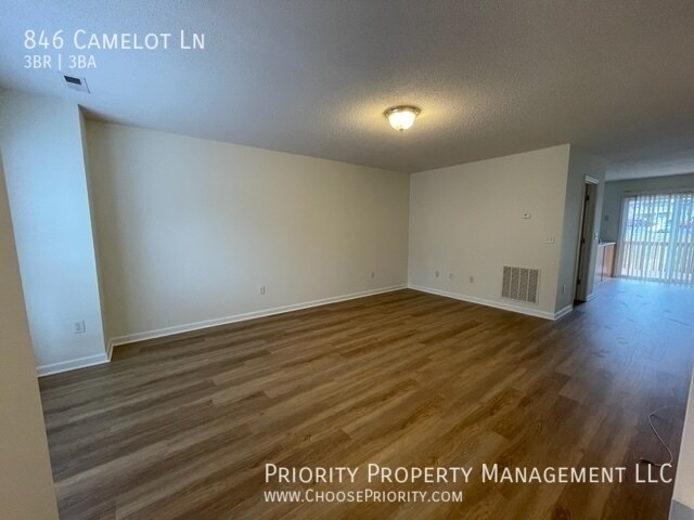 Building Photo - Immaculate 3 bedroom townhome