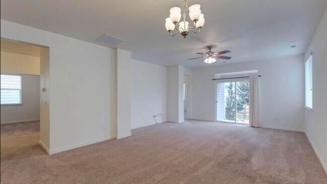 Foto del edificio - 3 Bedroom, 2-bathroom ranch in desirable Whisper Creek!  Available June 1st !!