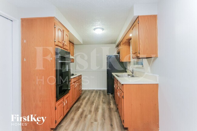 Foto del edificio - 11048 McDowell Dr