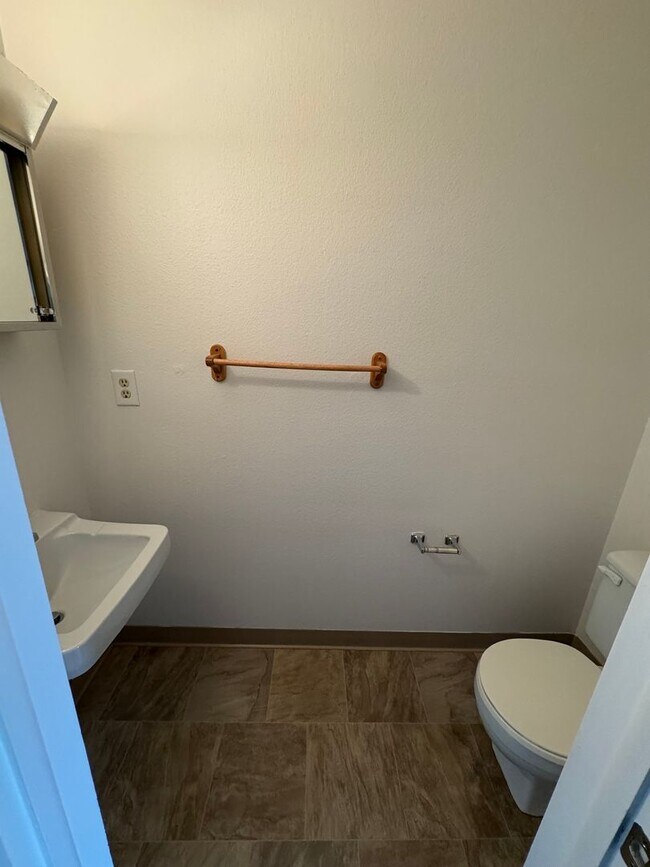 Building Photo - 2 Bedroom 1 1/2 Bath Townhome
