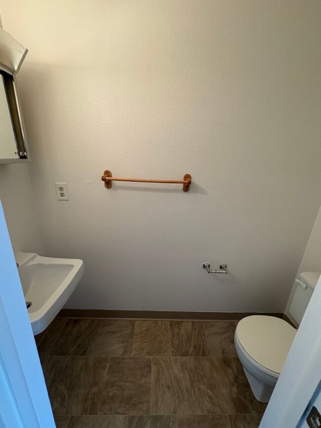 Building Photo - Cozy 2 bedroom, 1 1/2 bathroom townhome!