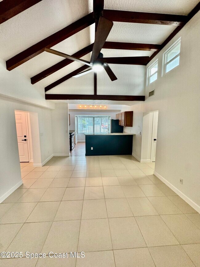 Foto del edificio - 1456 Guava Ave
