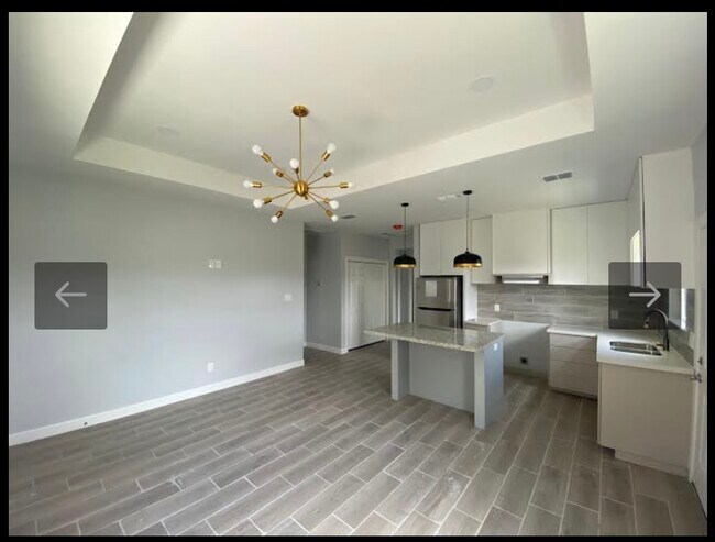 Building Photo - 605 S Los Ebanos Rd