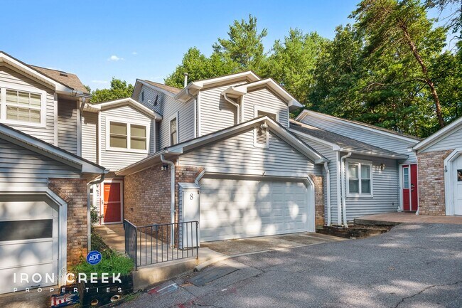 Building Photo - Gorgeous 4-Bedroom Townhouse in South Ashe...