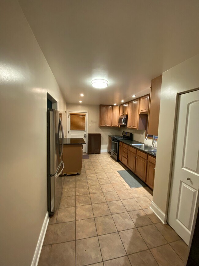 Kitchen - 4819 N Karlov Ave