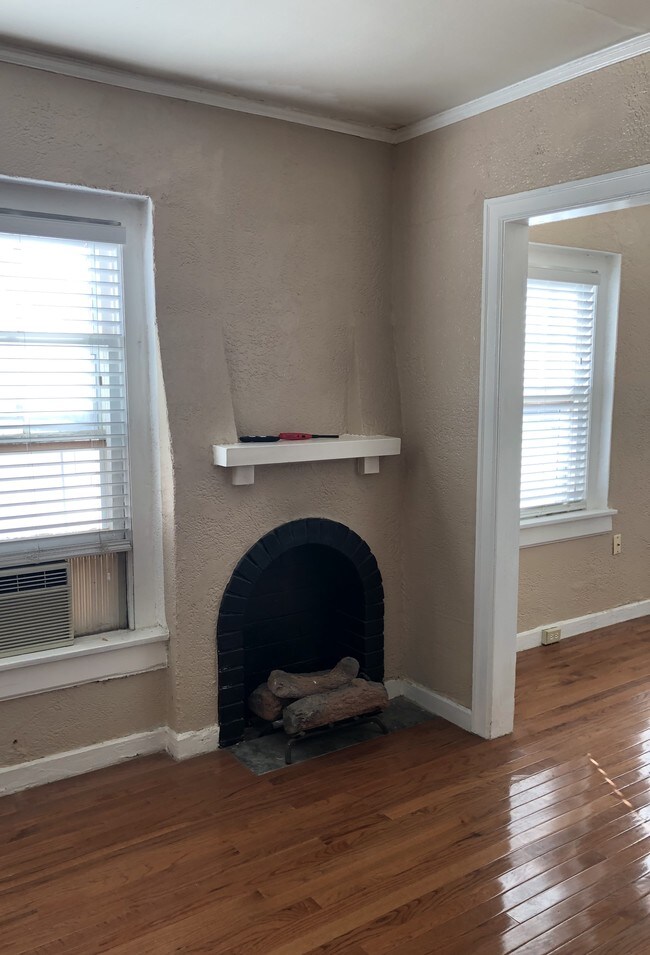 n.º 105 Sala de estar con chimenea - Windemere Court Apartments