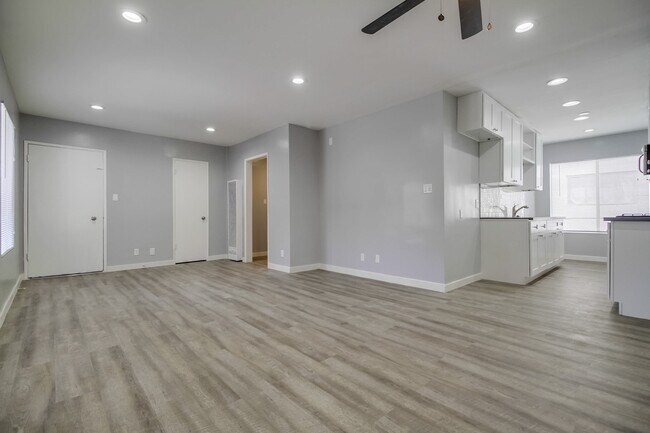 Building Photo - 10407 Mt Gleason Ave