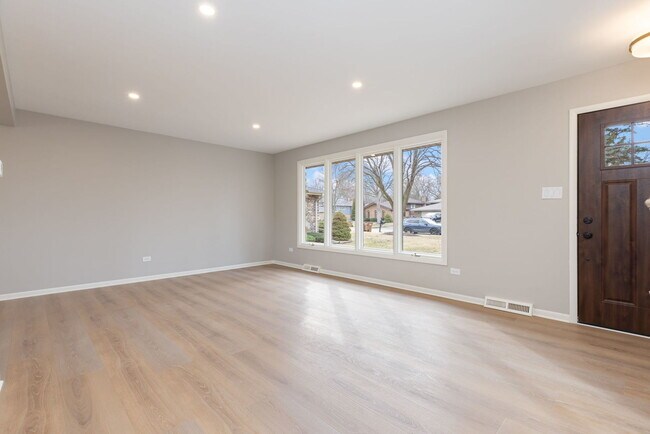 Building Photo - 8518 Candlelight Dr W