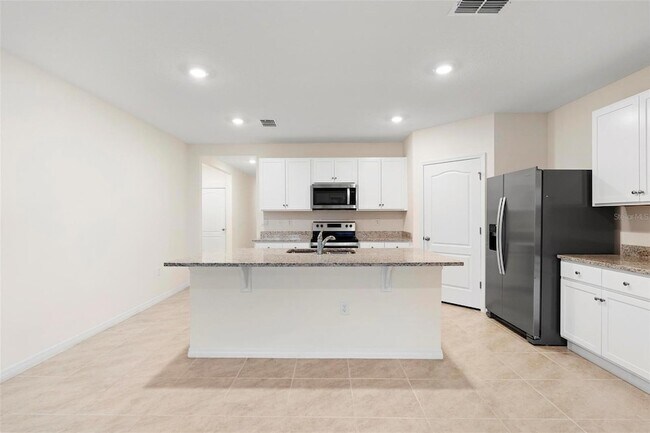 Building Photo - 556 Park Pl Blvd