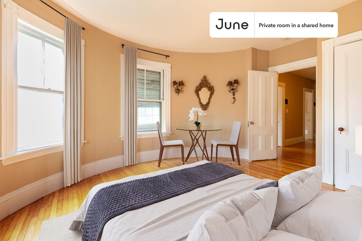Foto principal - Private bedroom in 6 bed/2 bath Home