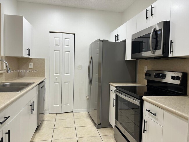 Foto del edificio - 955 NE 42nd Terrace