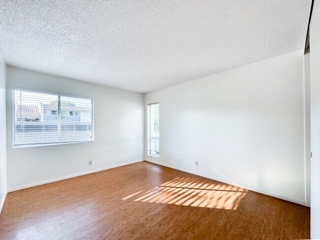 Building Photo - Bright single level 2 bed 1 bath Condo