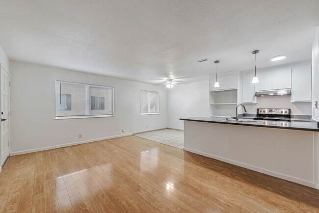 Foto del edificio - 2 Story Condo in Charry Plaza HOA