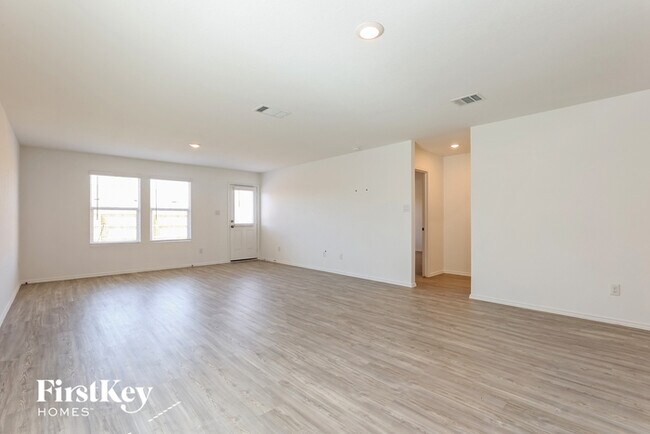 Building Photo - 10714 Vinateros Dr