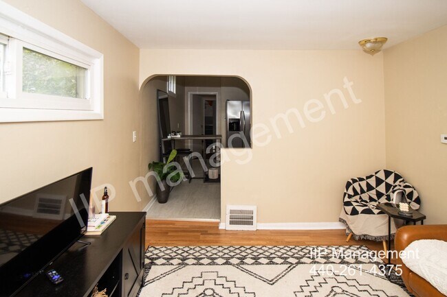 Building Photo - Charming 2-Bedroom Furnished Unit in the H...