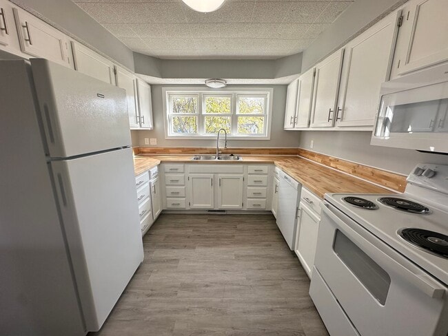 Building Photo - Beautifully Renovated 4 bedroom / 2 bath h...