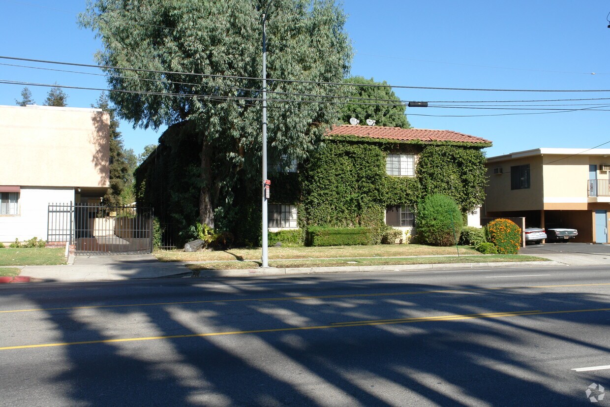 Building Photo - 15131 Victory Blvd