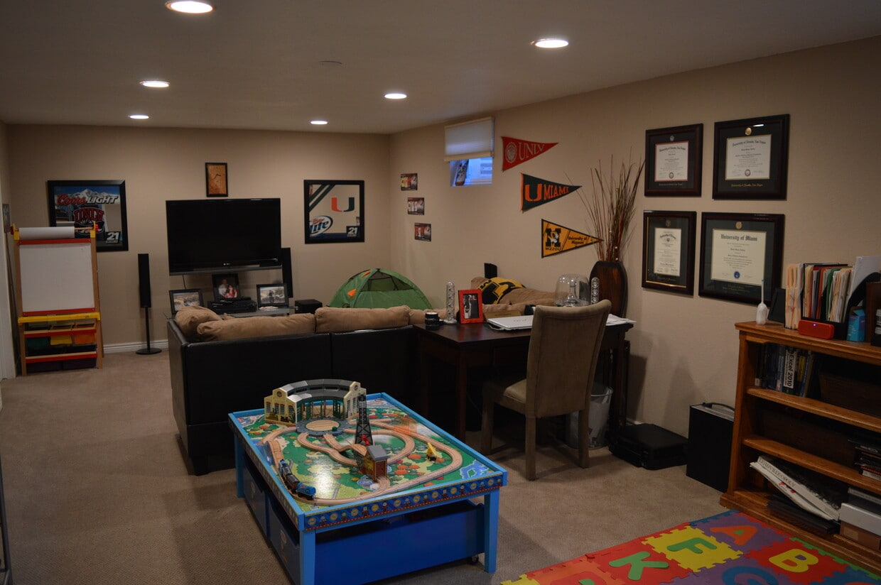 Downstairs living area - 13864 W 21st Ave