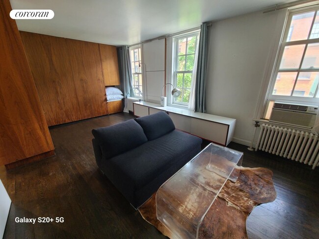 Building Photo - 396 Bleecker St