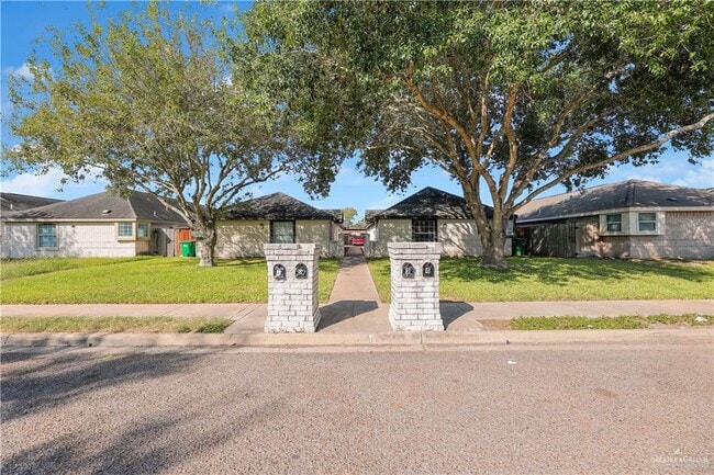 Building Photo - 18 S Dahlia St