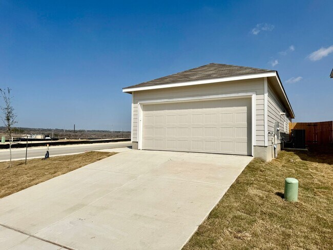 Foto del edificio - BRAND NEW 3 Bedroom, 2 Bathroom home on a corner lot in New Braunfels!