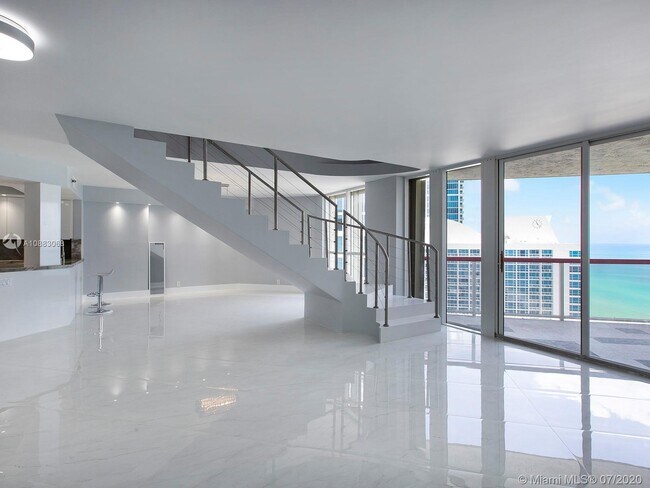 Foto del edificio - 6767 Collins Ave
