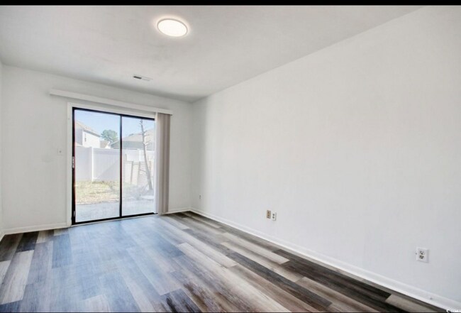 Foto del edificio - 1490 Turkey Ridge Rd