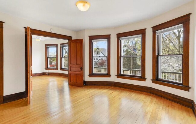 Salón al frente. Puertas dobles al dormitorio. - 707 S Dickinson St