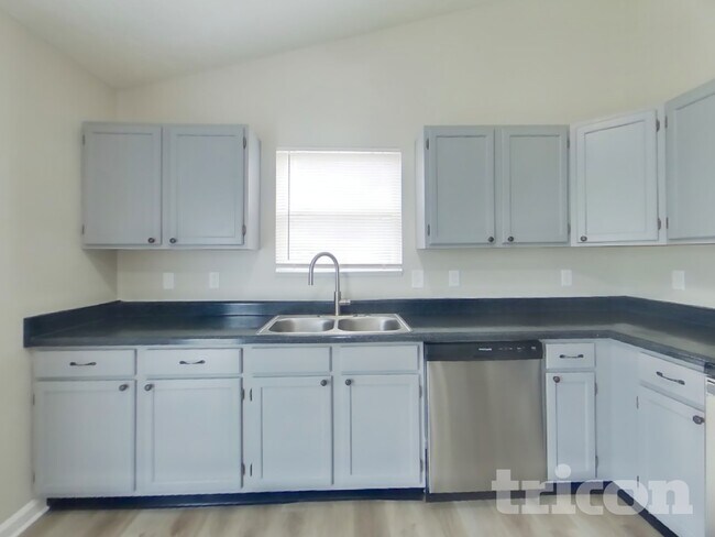 Foto del edificio - 8439 Bentonville Pl