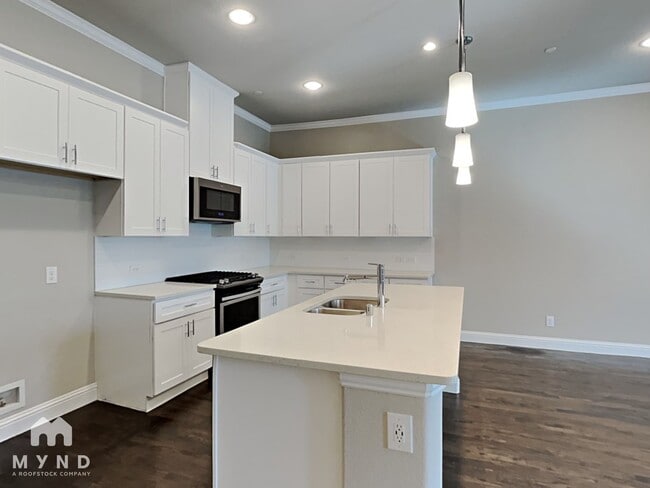 Building Photo - 2805 Lindale Dr