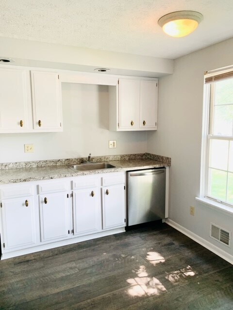 Eat in Kitchen with new countertops and freshly painted cupboards - 23 Willowick Dr