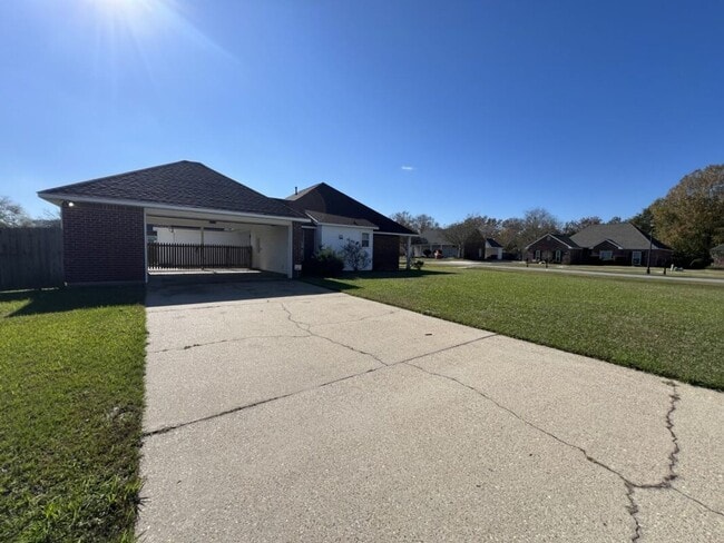 Foto del edificio - Corner-Lot Comfort in Zachary! — Spacious 3BR Home in Ravenwood Subdivision