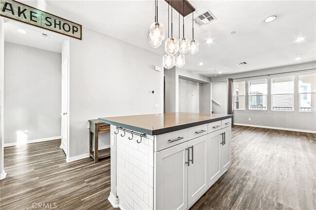 Building Photo - 6331 Pacific Wy